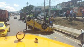 Colisión y vuelco en San Miguelito