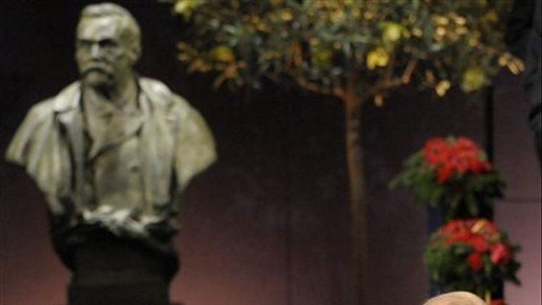 Premios Nobel honran a descubridores del sida; novelista