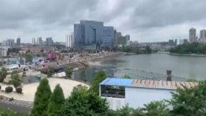 Más de 20 muertos al precipitarse un autobús en un lago en China