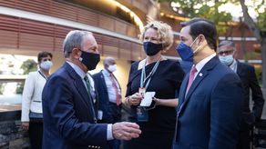 Mike Bloomberg, fundador de Bloomberg junto al ministro de Comercio e Industrias, Ramón Martínez.
