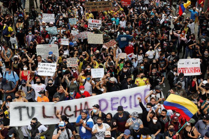 Miles de personas salieron en Colombia a protestar contra el proyecto de reforma tributaria.