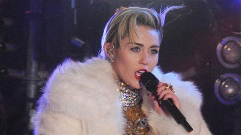 Policía: Fan de Miley Cyrus se cuela a camerino