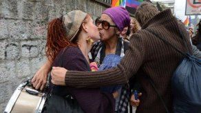 Ecuador permitirá a gays inscribir sus uniones en documento de identidad
