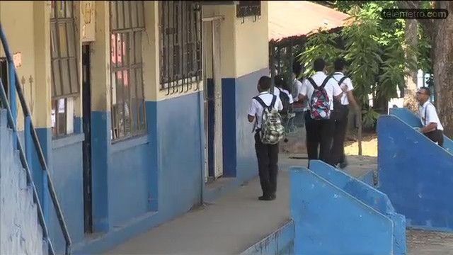Buscan implementar detector de metales ante violencia en colegios