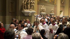 Francisco bendice cruz antes de discurso Francisco bendice cruz antes de discurso