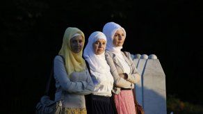 Decenas de miles recuerdan 20 años de masacre de Srebrenica