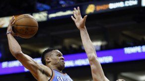 Durant suma 32 puntos; Thunder doblega a Suns