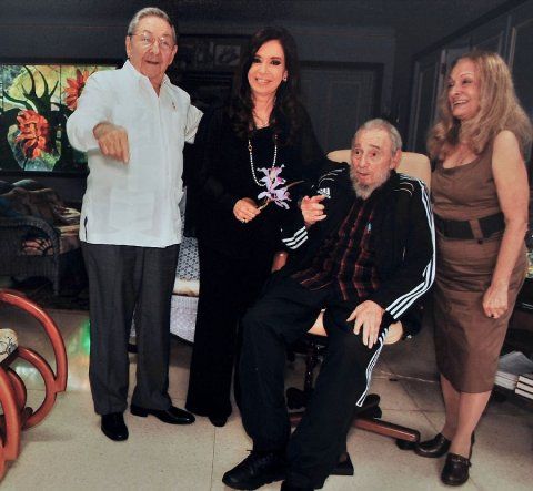 El líder cubano Fidel Castro junto a personalidades del mundo