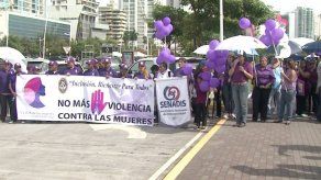 Caminan por la no violencia contra la mujer en la Cinta Costera