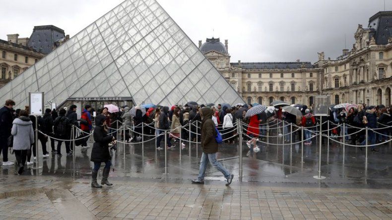 El Louvre reabre; Egipto identifica atacante con machete