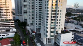 Incendio de cuatro autos obliga a evacuar edificios