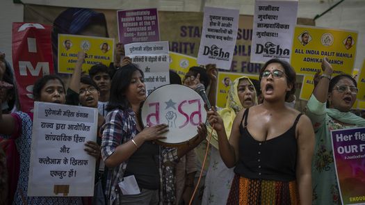 Los 11 hombres, liberados el 15 de agosto cuando India celebraba 75 años de independencia, fueron condenados en 2008 por violación, asesinato y reunión ilegal. Cumplían sentencias suspendidas.