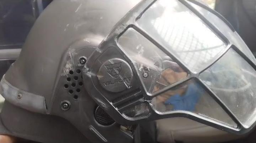 Casco de la unidad policial quien fuera agredida por un manifestante Casco de la unidad policial quien fuera agredida por un manifestante