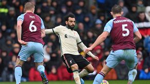 Liverpool vence al Burnley y Tottenham cae de nuevo