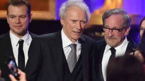 Schifrin recibe Óscar de manos de Clint Eastwood: ¡Misión cumplida!