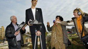 El hombre más alto del mundo deja de crecer gracias a tratamiento