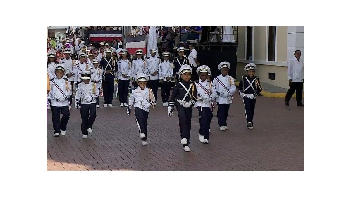 Delegaciones marcharon en homenaje a los Símbolos Patrios