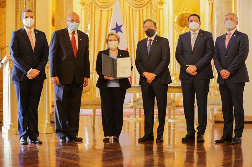 Acto de entrega de nota de compromiso de B/.15