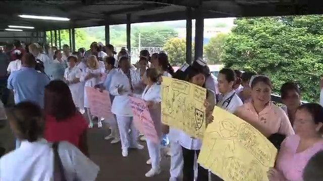 Médicos y enfermeras protestan en puente peatonal de la Transístimica