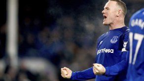 Rooney convierte penal y falla otro en triunfo del Everton