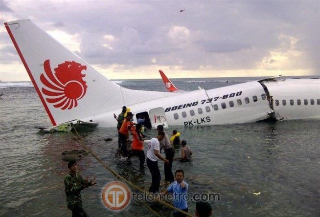 Avión cae al mar en Bali