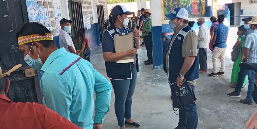 El TE indicó que en los centros de votación con más de tres mesas se habilitó personal con terminales de computadora para brindar información a los votantes que lo requerían.