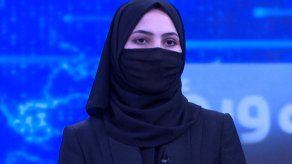 Presentadoras de TV en Afganistán se cubren el rostro para salir al aire