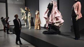 Londres se plantea qué es vulgar a través de cinco siglos de moda femenina