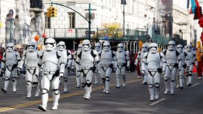 New York (United States), 25/11/2021.- Performers dressed as Stormtrooper characters from Star Wars march on Central Park West during the Macys 95th Annual Thanksgiving Day Parade in New York City, New York, USA, 25 November 2021. The annual parade, which began in 1924, features giant balloons of characters from popular culture floating above the streets of Manhattan. (Estados Unidos, Nueva York) EFE/EPA/JASON SZENES