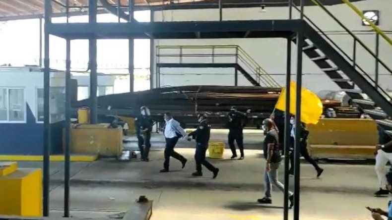Diputado del Parlacen Carlos Outten fue detenido en medio de una protesta en Colón