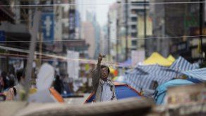 Manifestantes de Hong Kong se muestran desafiantes ante un inminente desalojo
