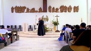 El papa Francisco reza ante imagen de la virgen negra de Polonia