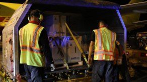 Momento del aterrizaje en Panamá del avión con el nuevo lote de vacunas contra COVID-19.