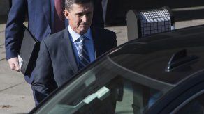 Trump tuitea que nunca pidió a Comey no investigar a Flynn