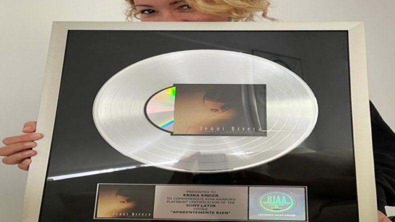 Erika Ender muestra su placa de Disco de Platino en redes sociales.