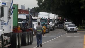 Los transportistas de carga se mantienen en paro.