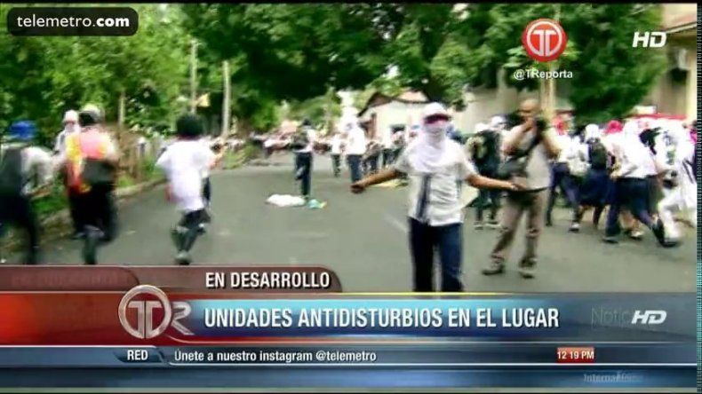 Grupo de institutores salieron a protestar enfrentándose a antimotines