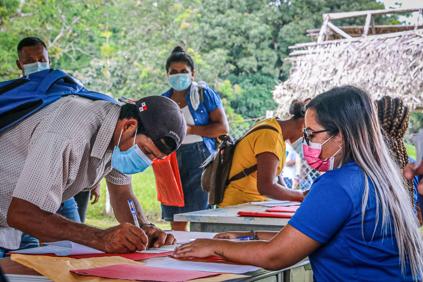 @Ifarhu Padres de familia cobrando las becas de sus acudidos.