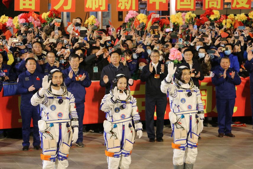 Los astronautas (de L) Ye Guangfu