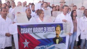 Médicos cubanos reclaman visado a EE.UU. tras desertar en Venezuela