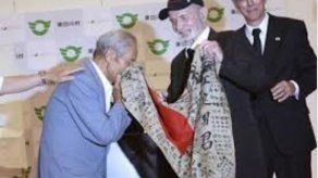 Veterano devuelve bandera a familia de soldado japonés