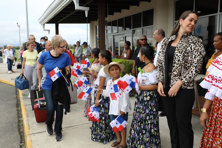 Los primeros turistas de la temporada arribaron al Aeropuerto Internacional Scarlett Martínez