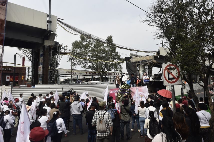 Personas participan en una manifestación en homenaje a las víctimas del fatal accidente en la línea 12 del metro de la ciudad de México.