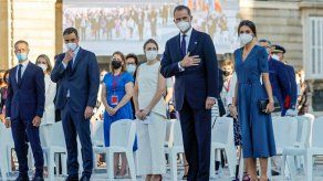 El consejo de ministros acompañó al rey Felipe VI y a la reina Letizia para una ceremonia al aire libre el jueves en el Palacio de la Moncloa en Madrid.