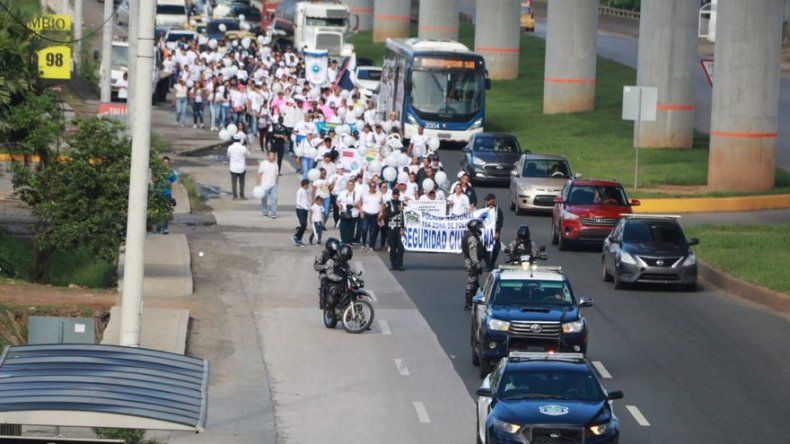 Policía Nacional realiza caminata por la paz en el corregimiento de Tocumen