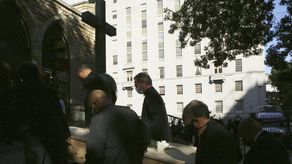 Más de 2,000 personas visitaron la catedral en el primer día de velatorio el jueves.&nbsp;