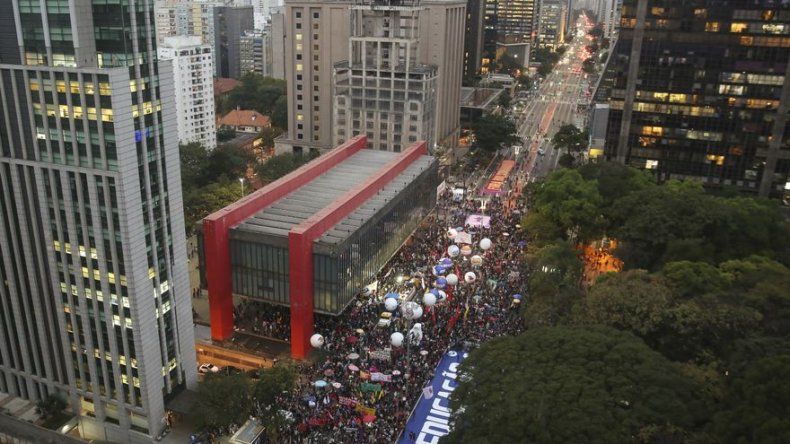 Protestan en todo Brasil contra recortes a la educación