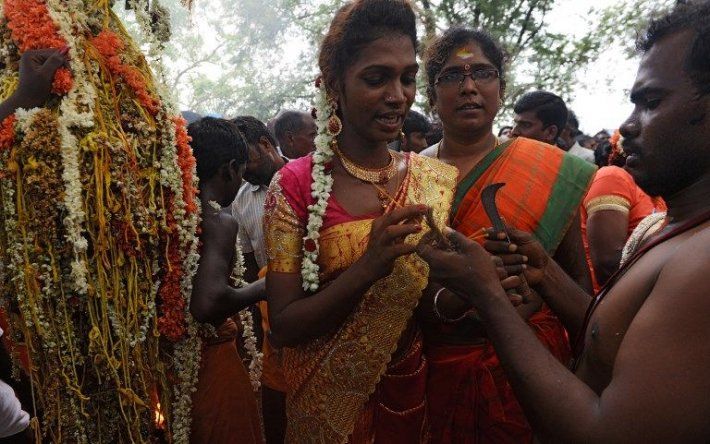 Las transexuales se engalanan y rezan por la llegada de la lluvia en la India