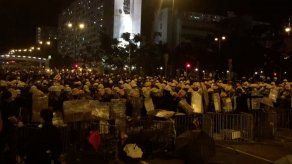 Hong Kong: Legisladores piden diálogo tras choques violentos