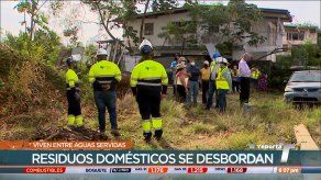 Residentes de Parque Lefevre aseguran estar cansados de vivir entre aguas servidas